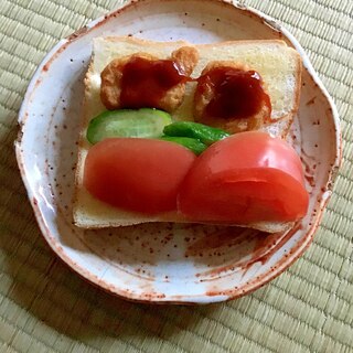 チキンナゲットとブロッコリーとトマトの食パンサンド